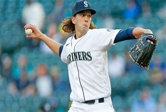 Mariners pitcher throwing a ball